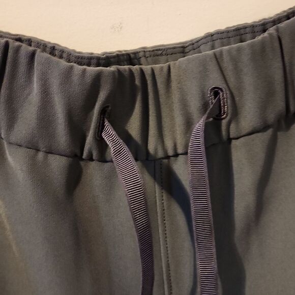 Cute Lululemon crop pants Size 8 NWOT - Picture 4 of 6